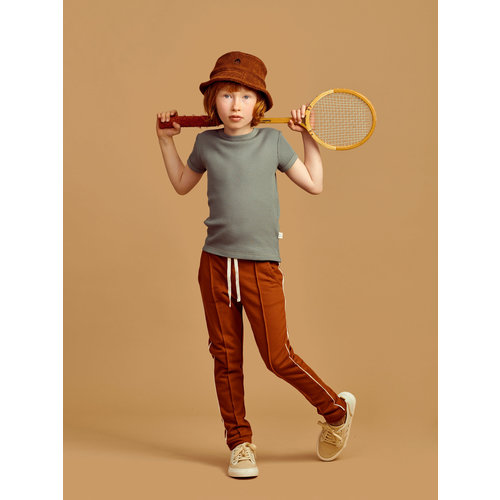 Mainio Mainio | Piping sweatpants | bruine joggingbroek Mainio Mainio | Piping sweatpants | bruine joggingbroek