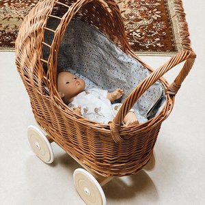 Hollie Hollie | Rotan poppenwagen met kap | Leaves licht blauw