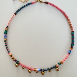 ByMelo ByMelo | Ketting roze / turkoois met gouden balletjes