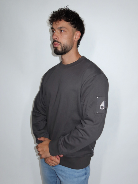 Moose Knuckles Moose Knuckles Men Hartsfield Crewneck - Cement Moose Knuckles Men Hartsfield Crewneck - Cement