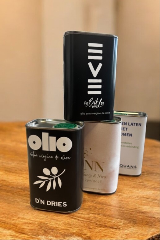 Olijfolieblikjes met gepersonaliseerde wikkel Private label olijfolieblikjes op tafel