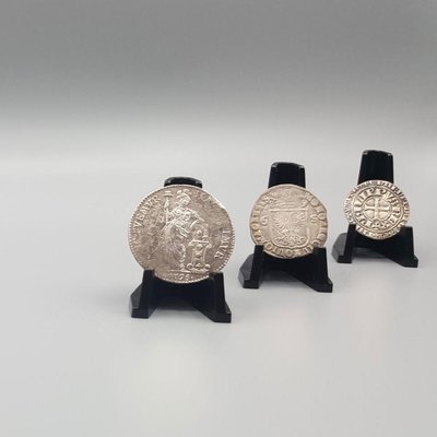 Coin Display Stands / Capsules