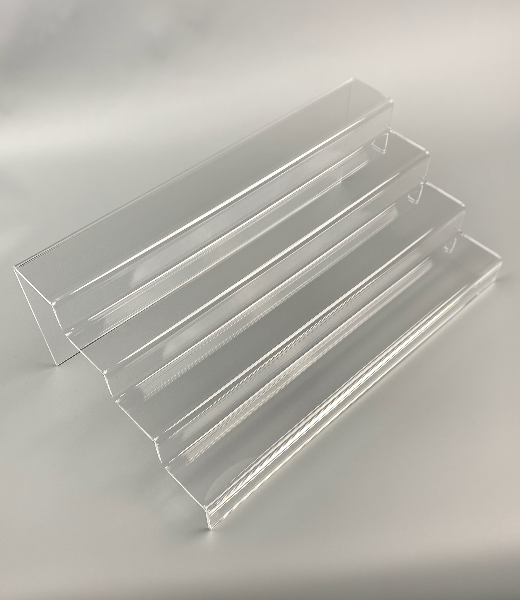 2-stufige Dekotreppe Aus Acryl – 220 Mm Breit, 4 Mm Stark, Für Vitrine, Schaufenster & Sammlungen