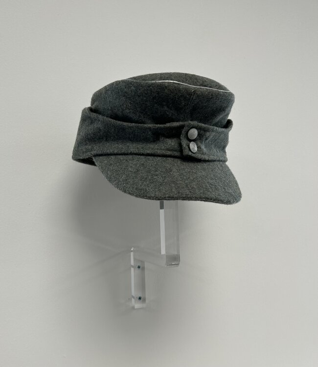 Wall-Mounted Display for Helmets / (Field) Caps / Hats