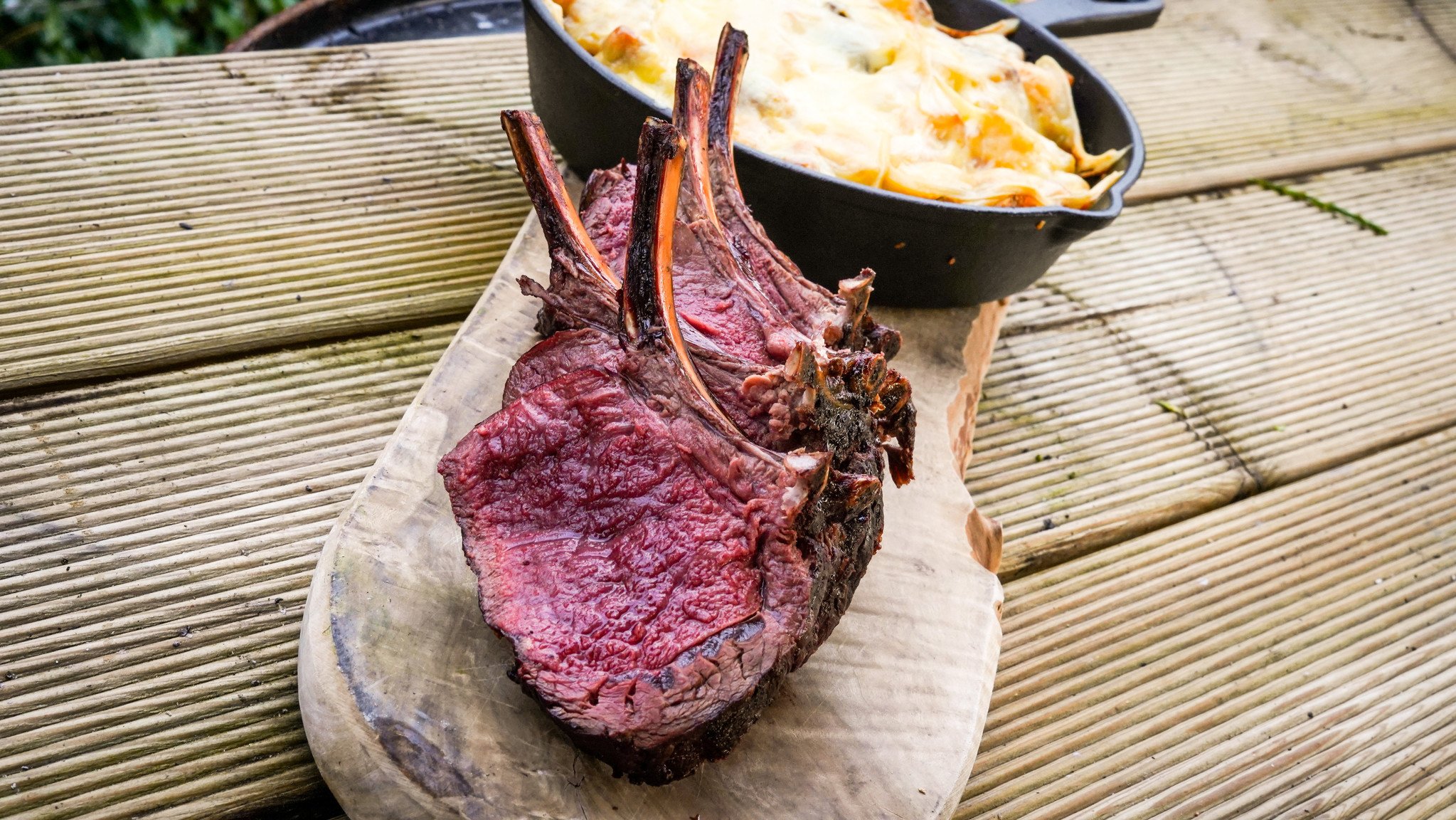 Hertenrack met wildjus, kersen en skillet gevuld met raclette & aardappel Hertenrack met wildjus, kersen en skillet gevuld met raclette & aardappel