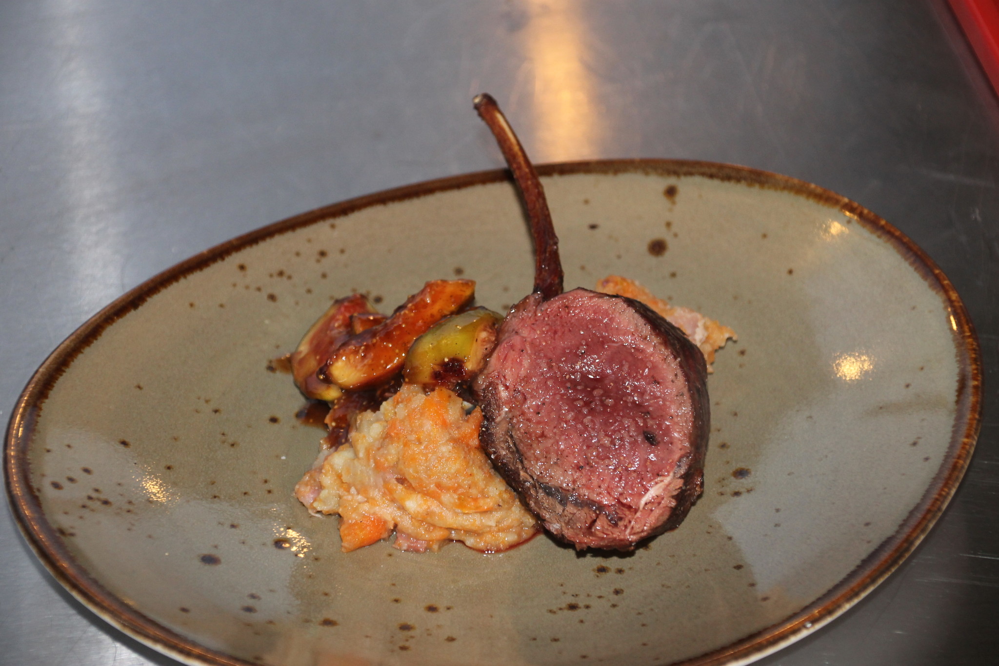 Hert met gerookte hutspot en saus van vijgen en glühwein Hert met gerookte hutspot en saus van vijgen en glühwein