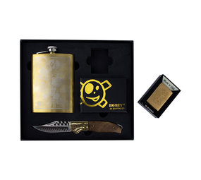 Henk Shiffmacher Schiffmacher -  4 stuks gift box met zippo, zakmes, heupfles en speelkaarten Henk Shiffmacher Schiffmacher -  4 stuks gift box met zippo, zakmes, heupfles en speelkaarten