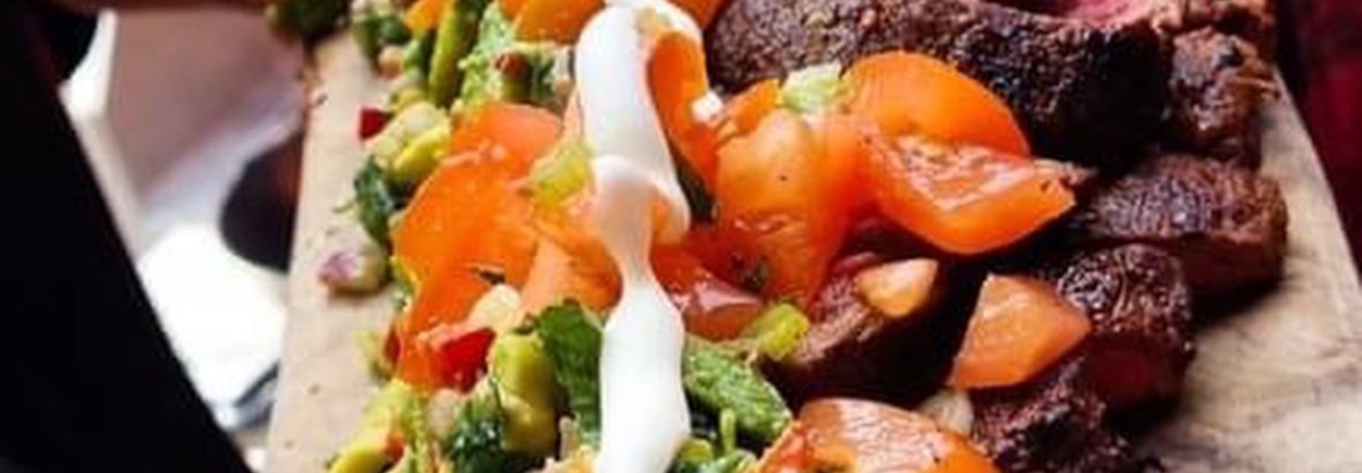 Bricklayer Steak met tomaten salade Bricklayer Steak met tomaten salade