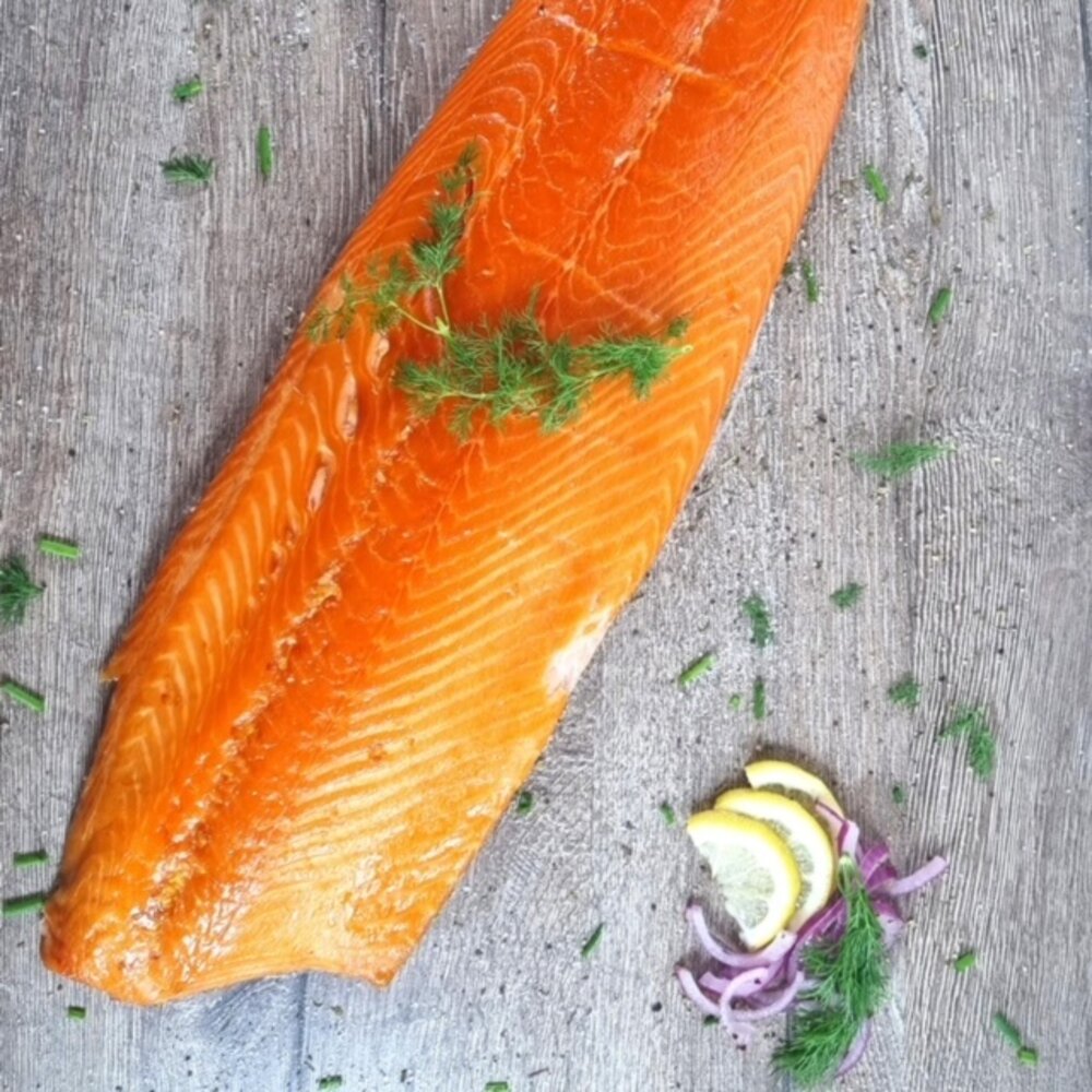 Gerookte zalm zijde in Fenegriek en bruine suiker