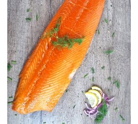 Gerookte zalm zijde in Fenegriek en bruine suiker Gerookte zalm zijde in Fenegriek en bruine suiker