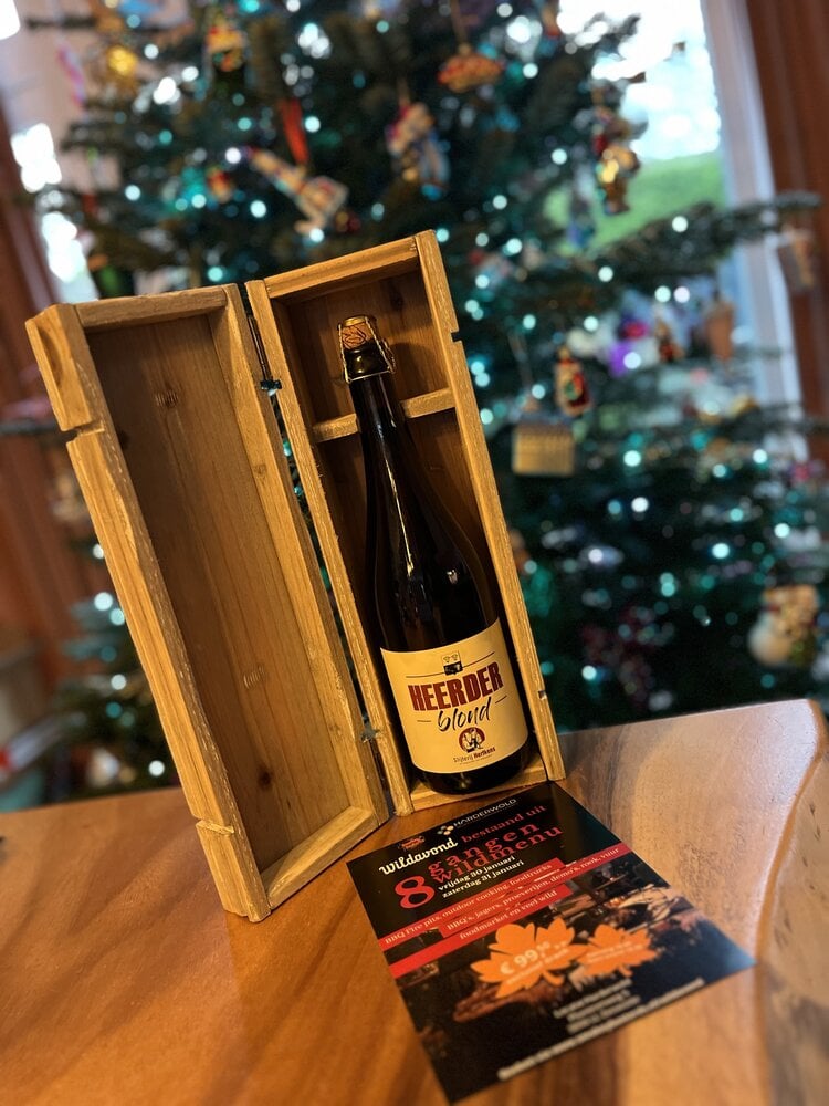 Inpakken in giftbox met seizoens bier Inpakken in giftbox met seizoens bier