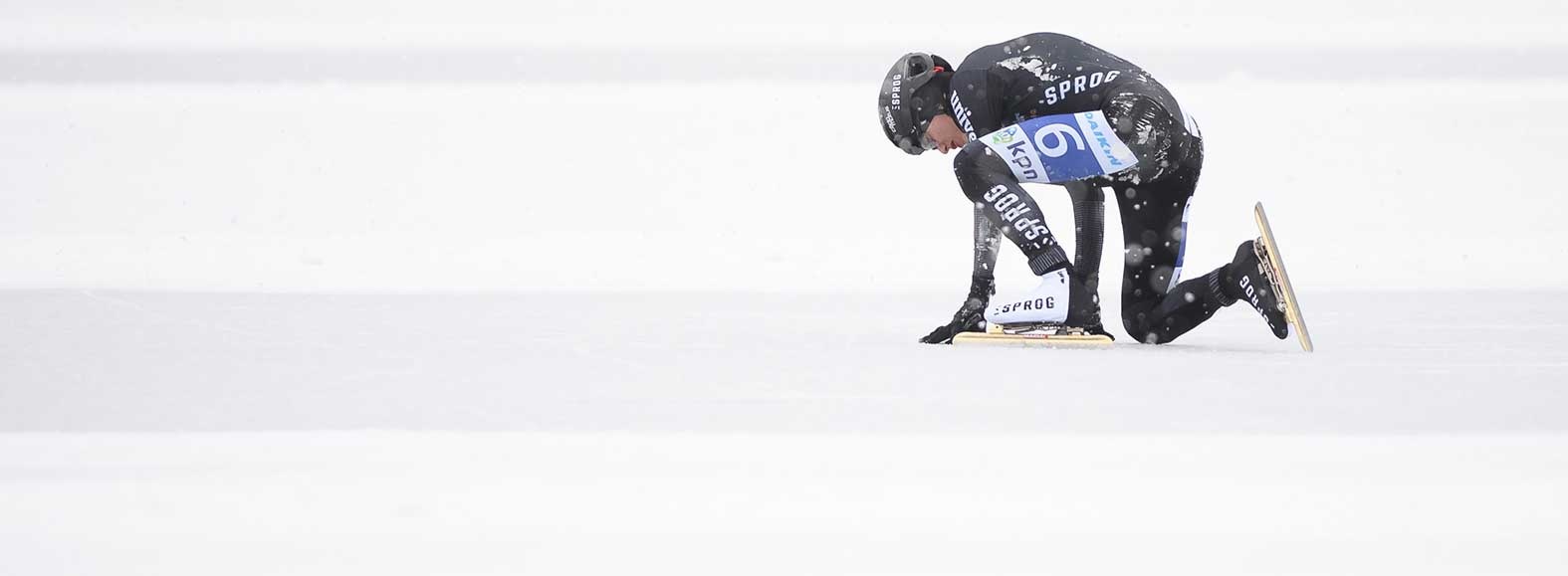 Ein Marathon-Skater richtet sich wieder auf, nachdem er in einen Riss getreten hat