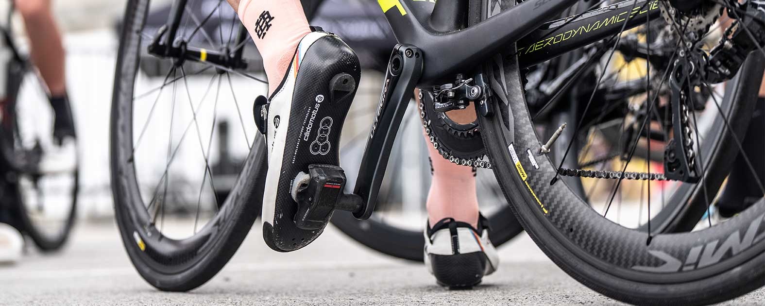 Carbon tub-sole cycling shoes