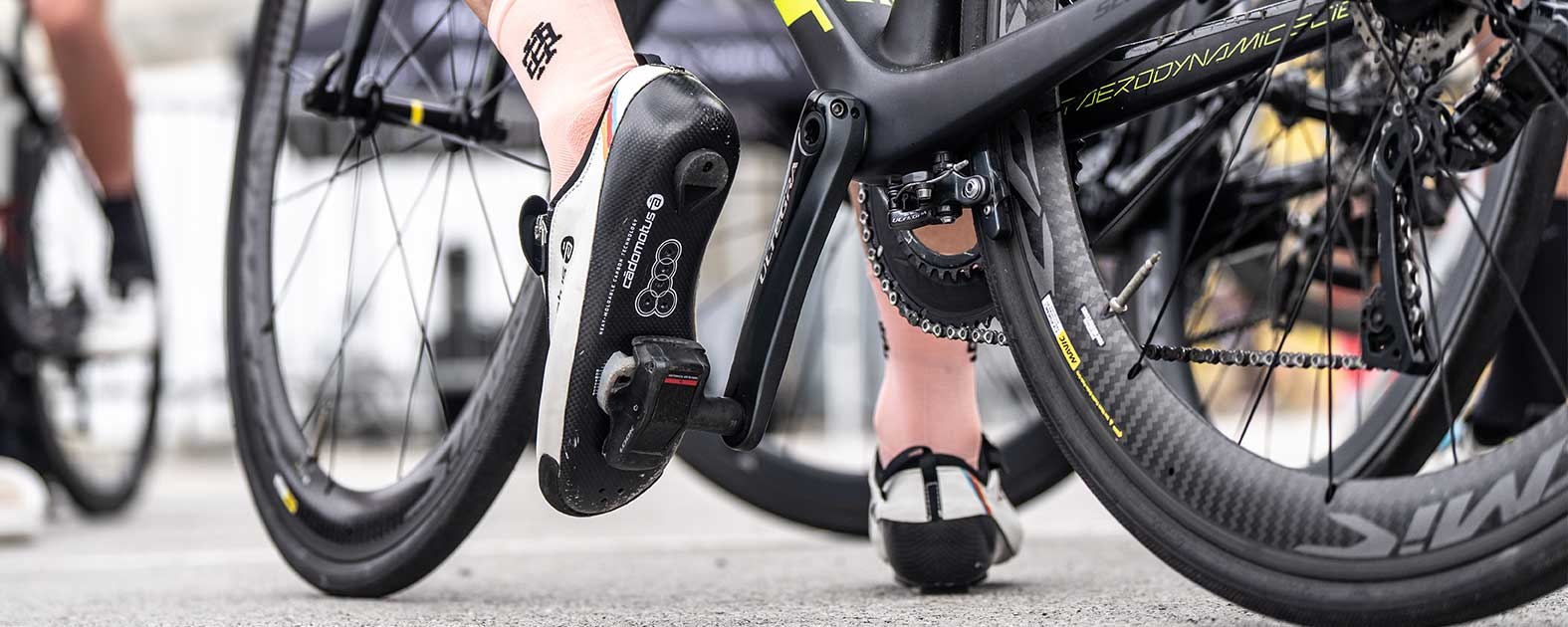 Des chaussures de cyclisme rigides basées sur des boots de patin