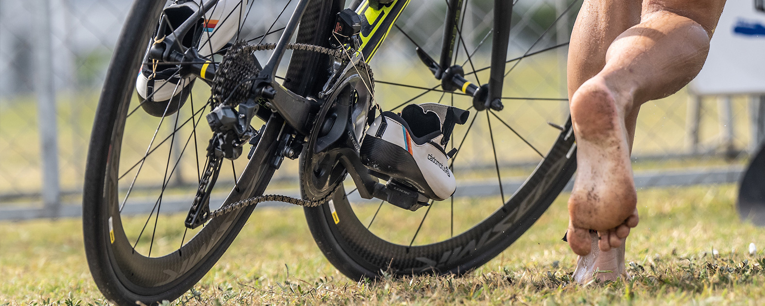 -	On enfile nos chaussures de triathlon avec les pieds mouillés