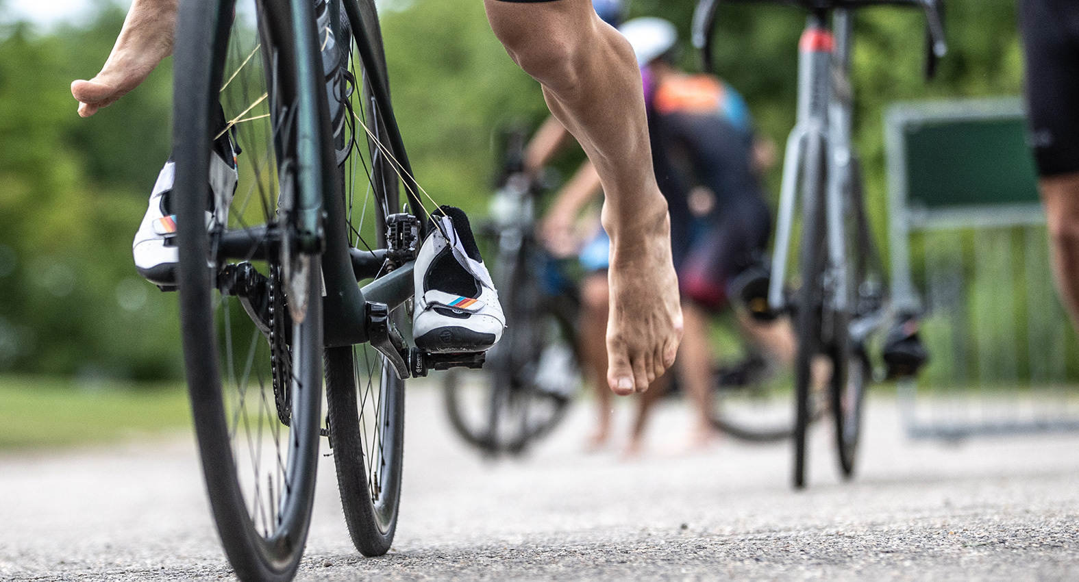 Le système de serrage d'une chaussure de triathlon est beaucoup plus simple que celui d'une chaussure de cyclisme