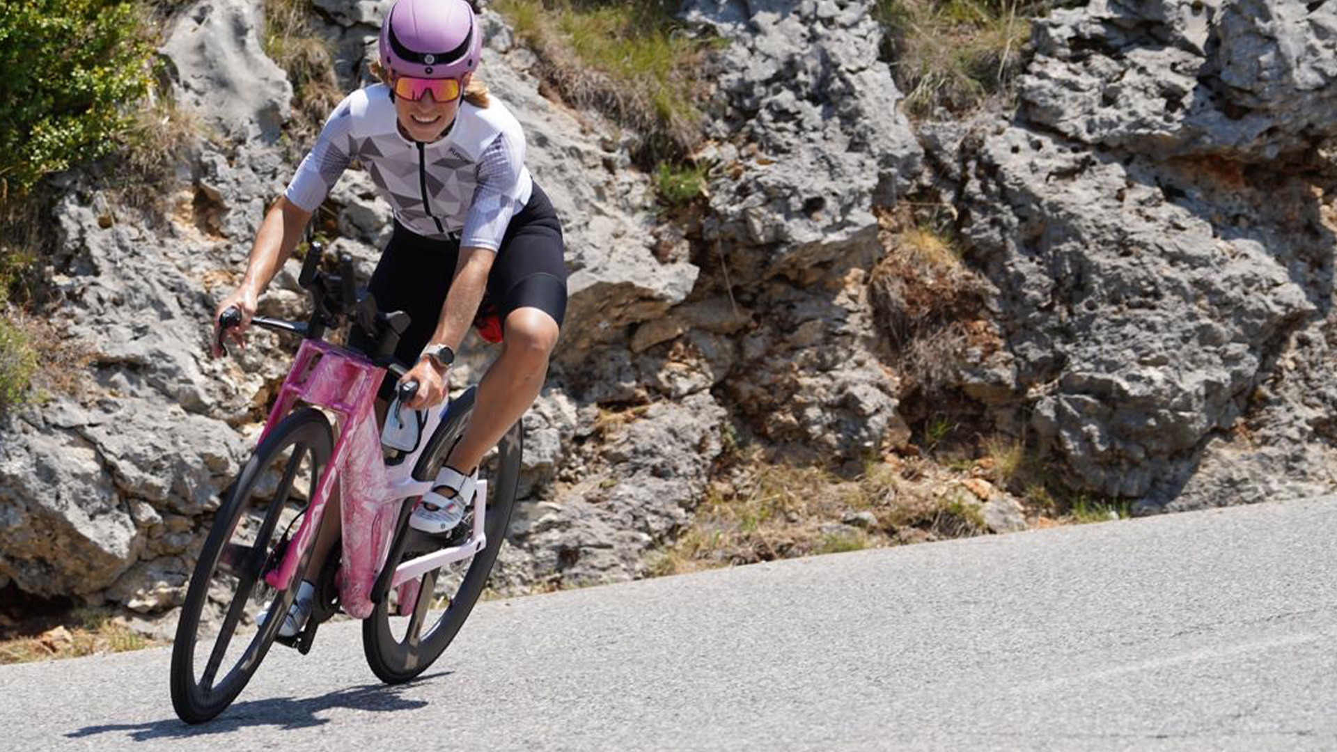 Kyra Meulenberg cycling on Cadomotus Triathlon shoes