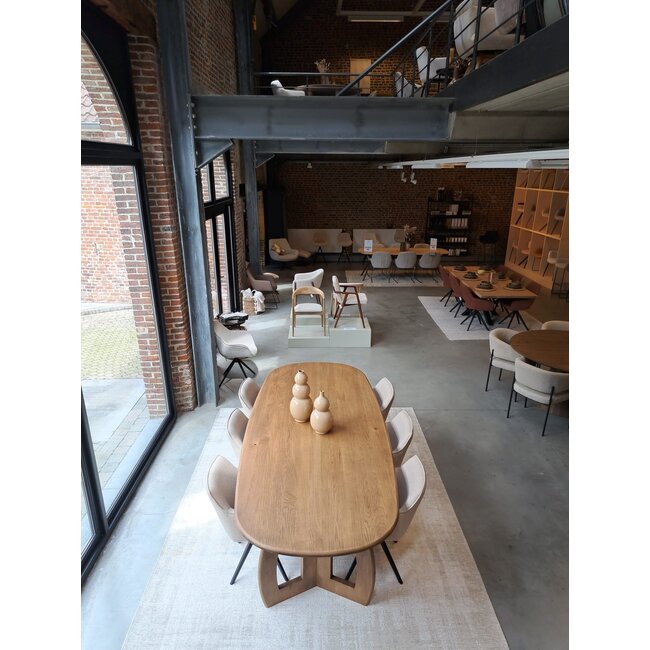 Hippestoelen  Eettafel Loutro