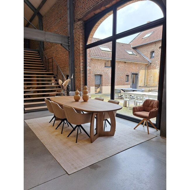 Hippestoelen  Eettafel Loutro