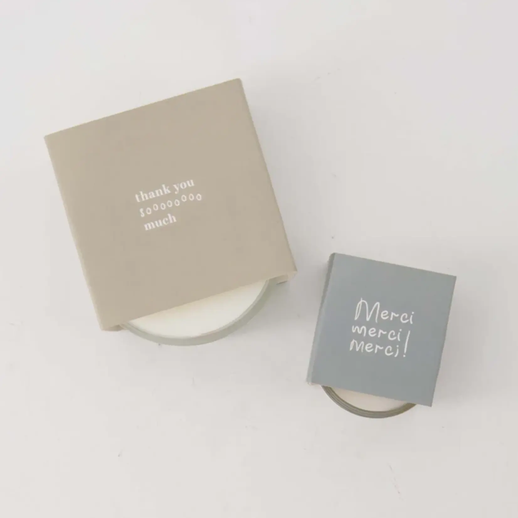 Zusss Geurkaarsje in wikkel - "Merci" - Wit/Grijsblauw - 4,7 x 4,4cm