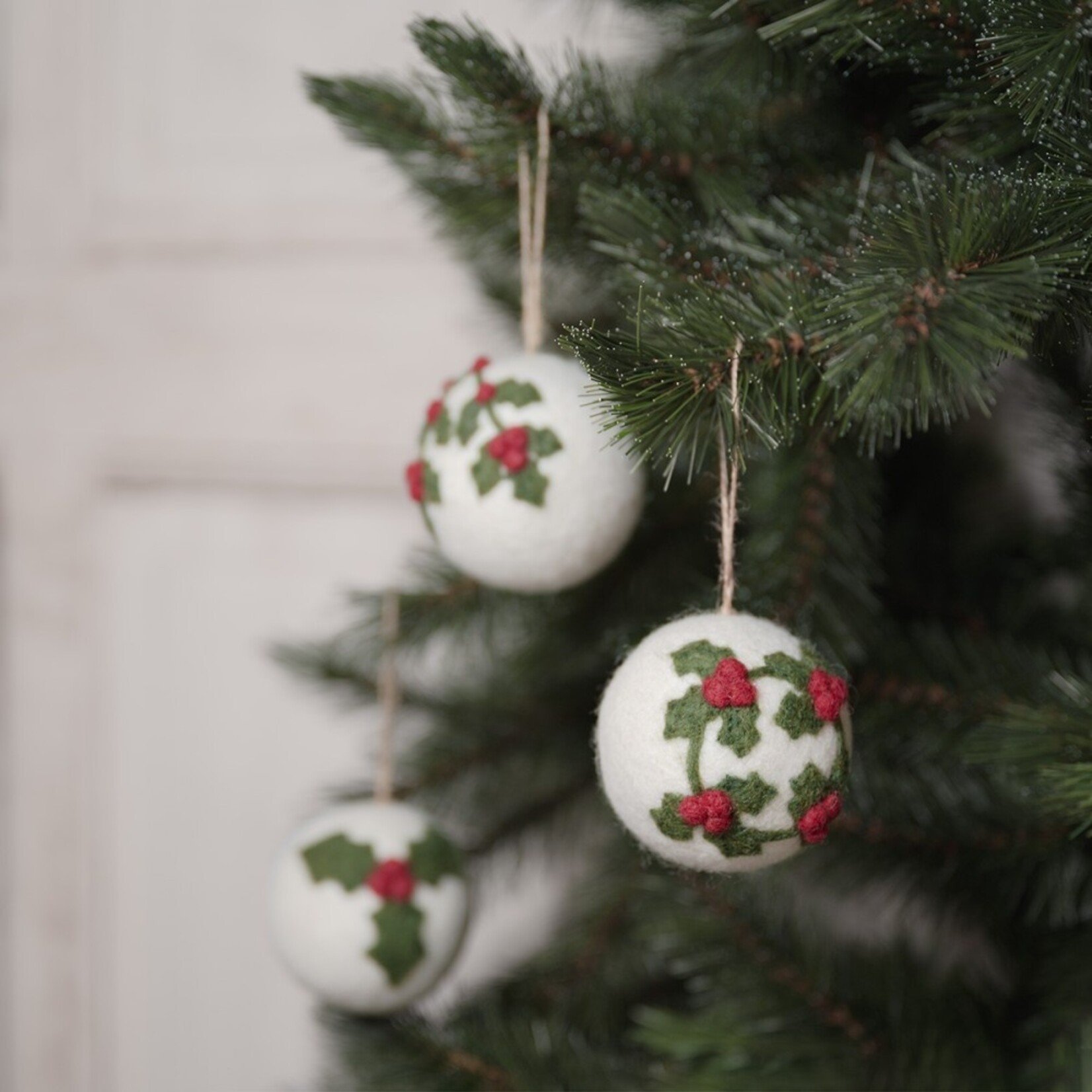 Hanger Kerstbal Holly Berry - Wolvilt - Wit - (L) Ø7,5cm