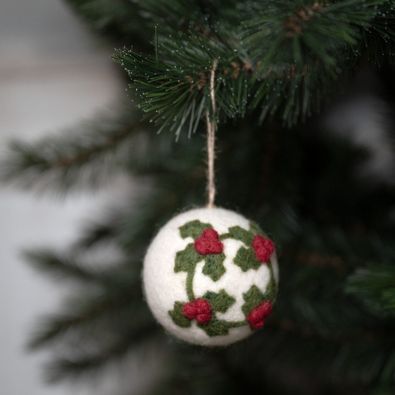 Hanger Kerstbal Holly Berry - Wolvilt - Wit - (L) Ø7,5cm