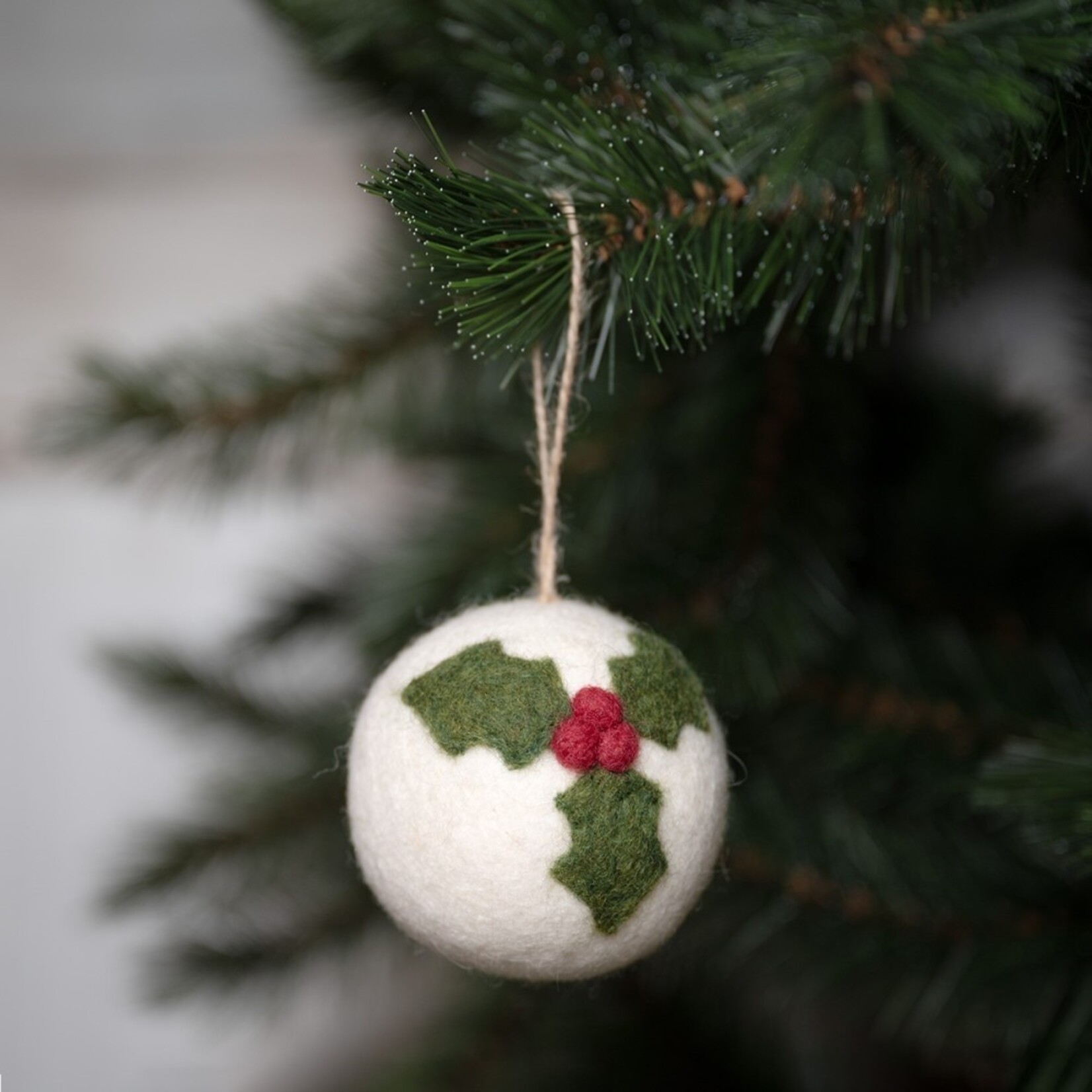 Hanger Kerstbal Holly Berry - Wolvilt - Wit - (L) Ø7,5cm