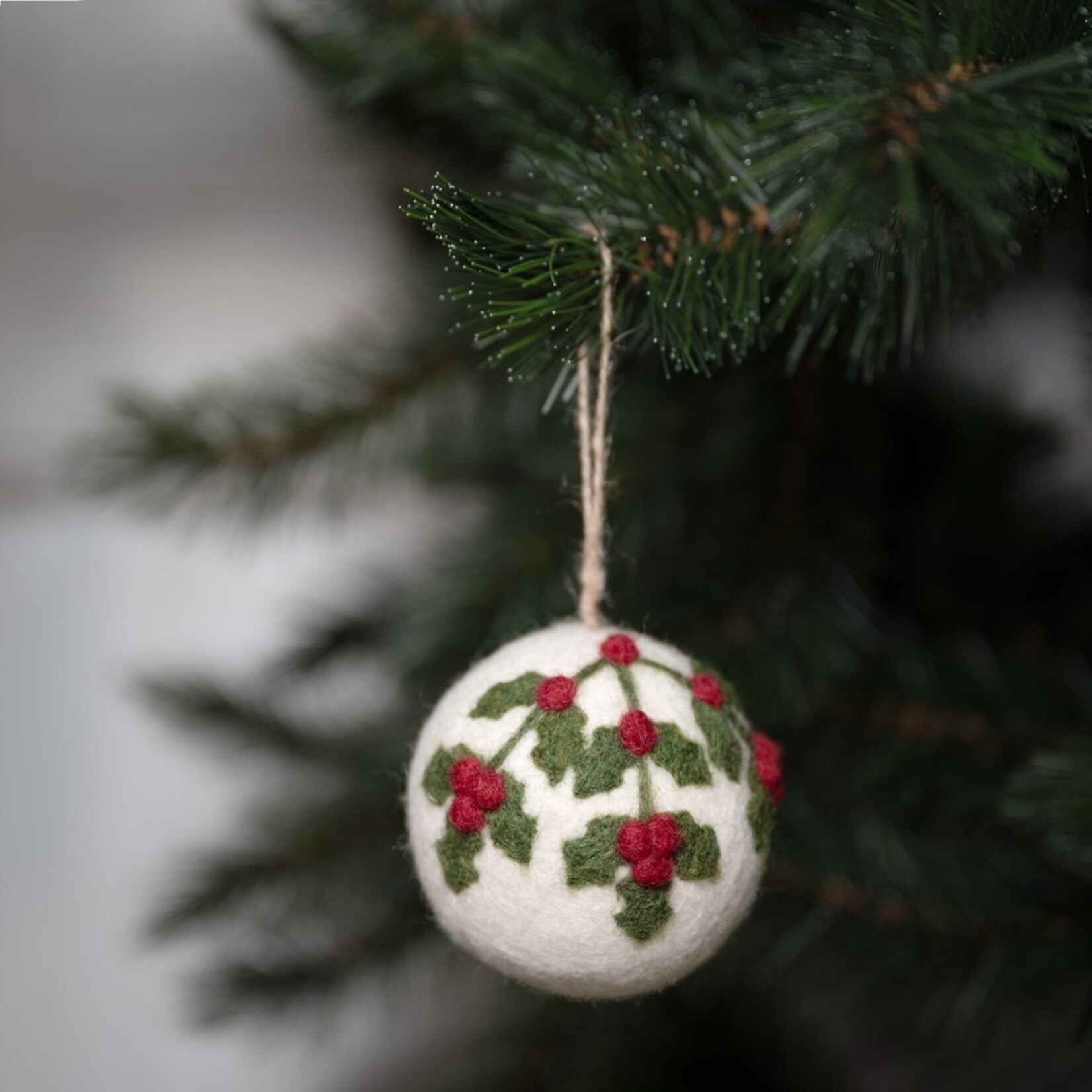 Hanger Kerstbal Holly Berry - Wolvilt - Wit - (L) Ø7,5cm