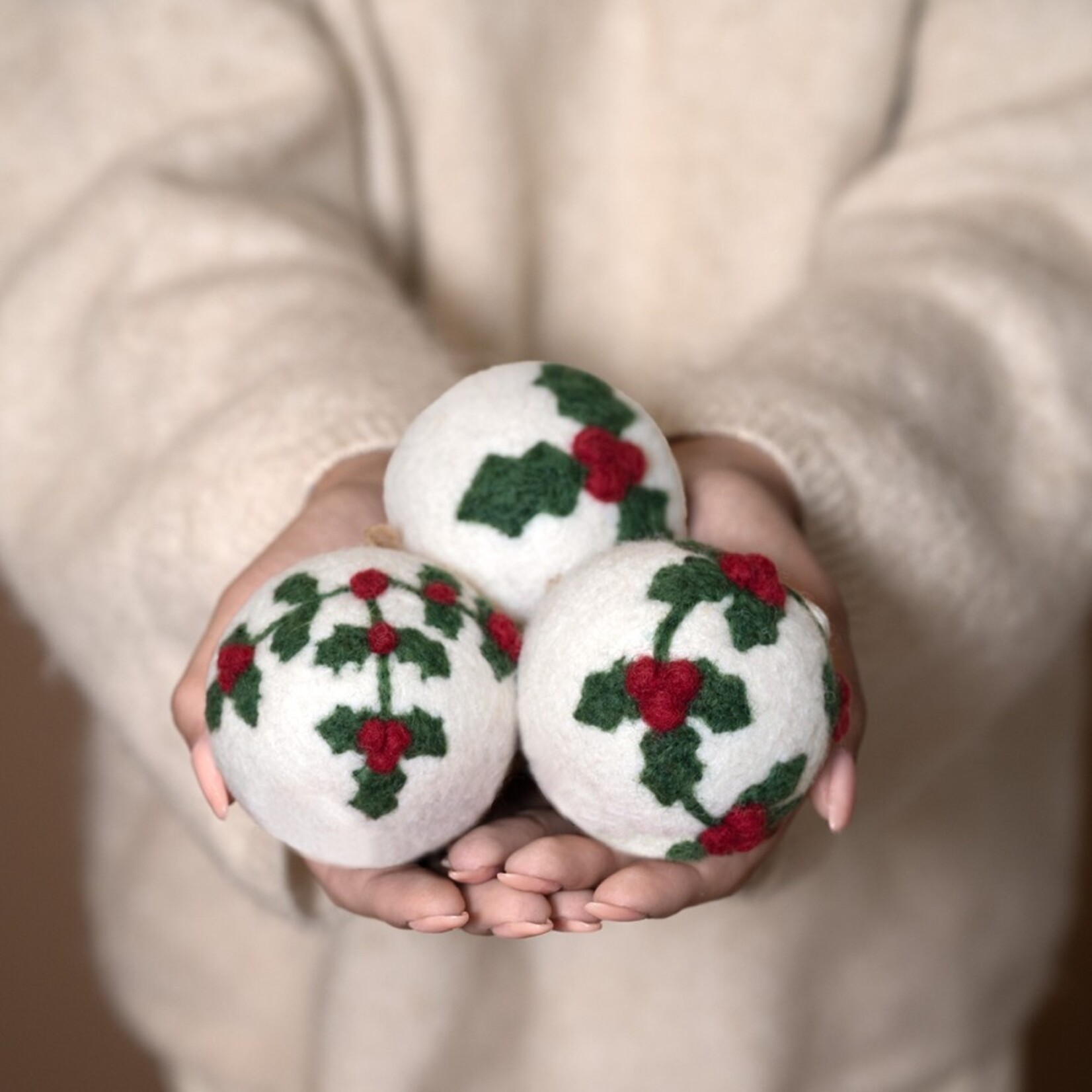 Hanger Kerstbal Holly Berry - Wolvilt - Wit - (L) Ø7,5cm