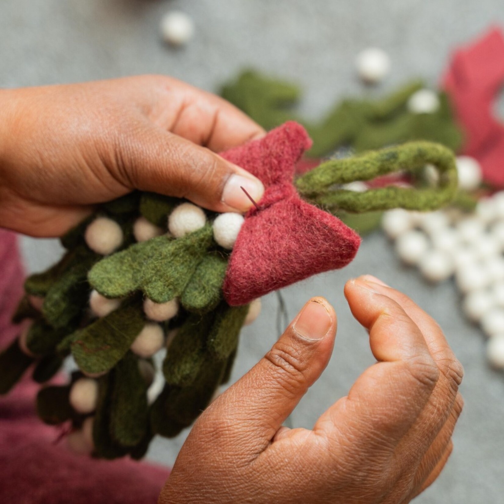 Hanger - Mistletoe met strik - Vilt - Groen/Rood/Wit - (XL) 14 x 2 x 14cm