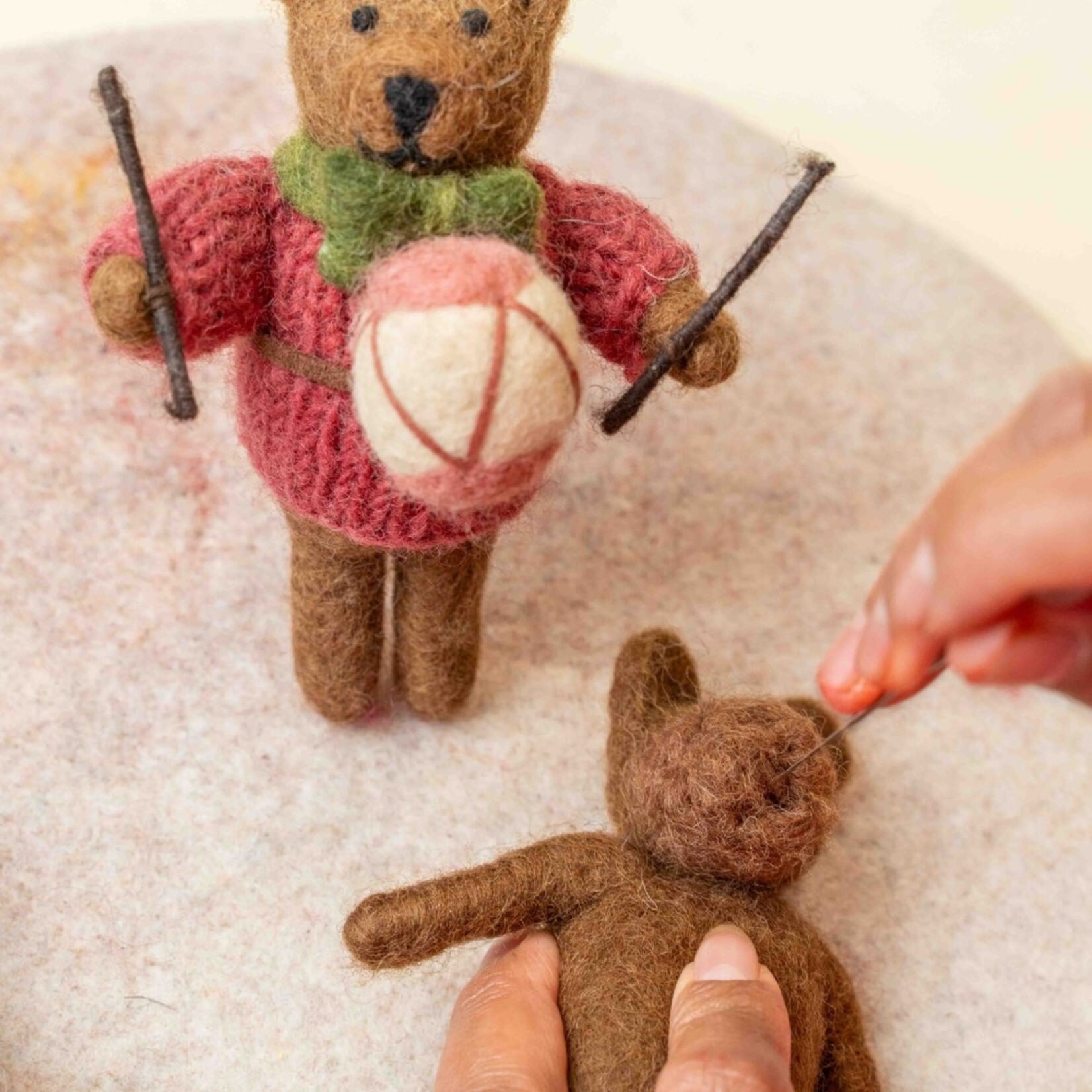 Hanger BEER met trommel - Wolvilt - Cyclaam - 6 x 5 x 12cm