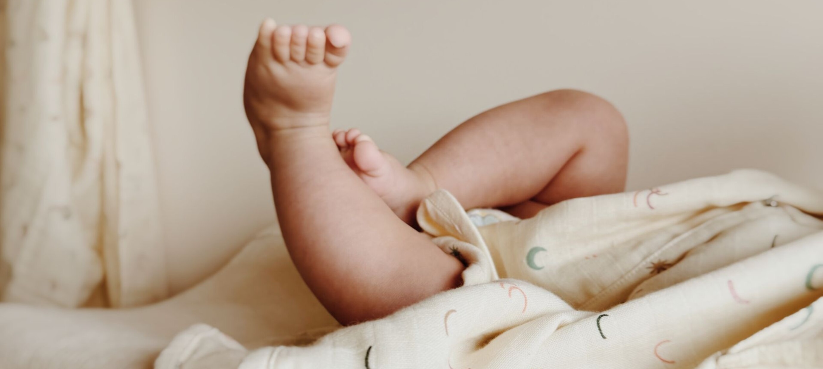 Baby’s eerste zomer: waar let je op bij slapen, kleding en verzorging?