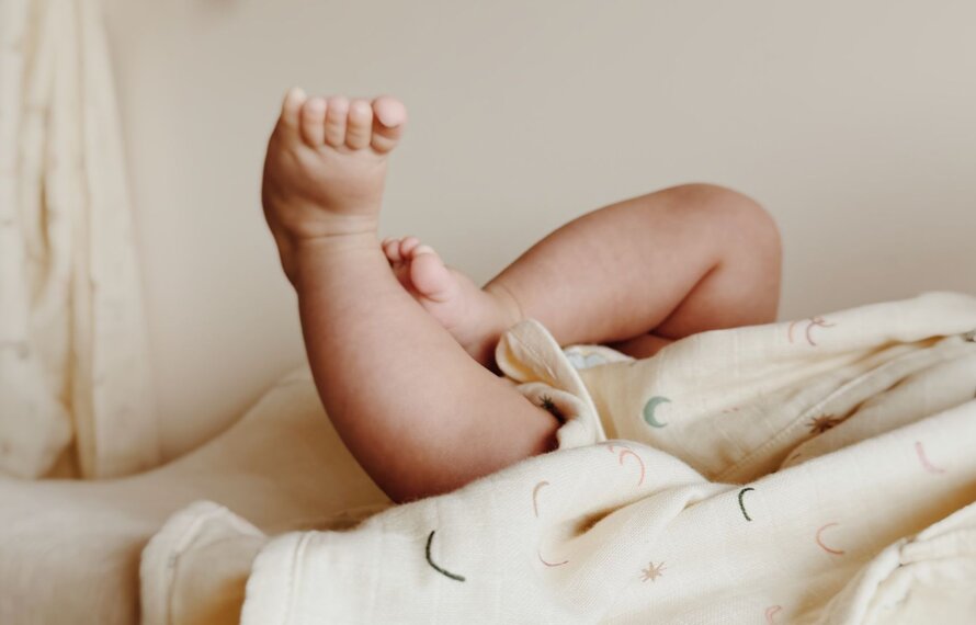 Baby’s eerste zomer: waar let je op bij slapen, kleding en verzorging?
