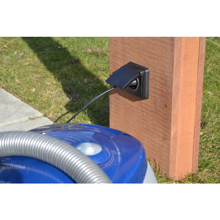 ChargeXpert Azobé montagepaal met 220V contactdoos universeel