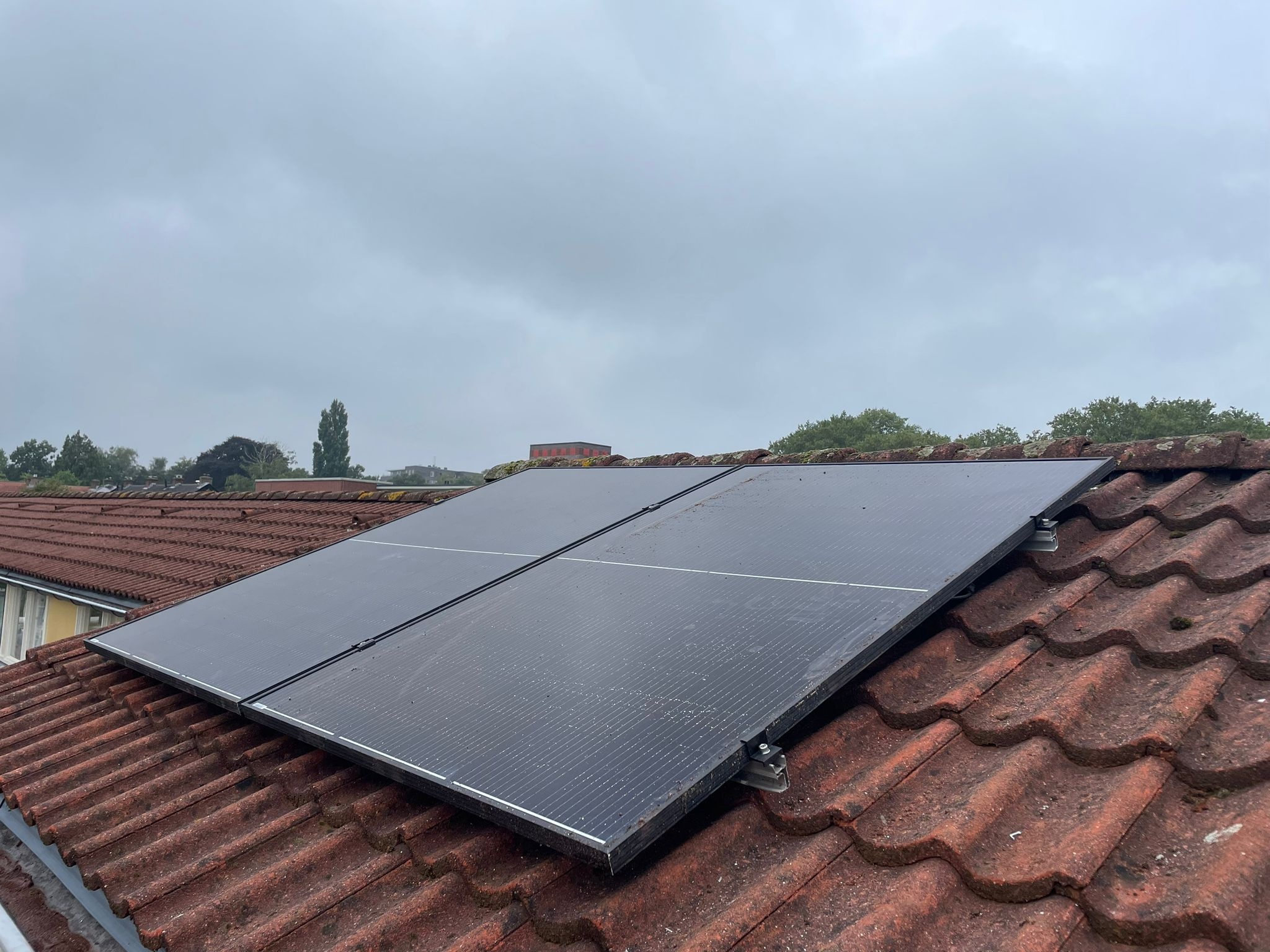 Support passe toit pour 2 câbles solaires
