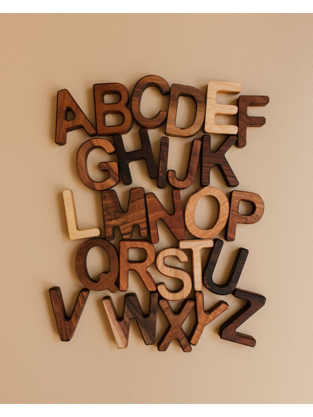 Spelenderwijs leren Walnut capital letters