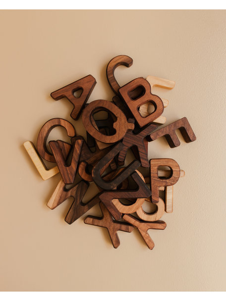 Spelenderwijs leren Walnut capital letters