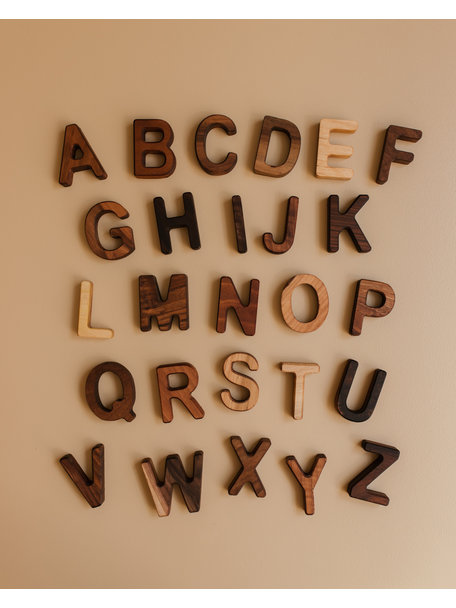 Spelenderwijs leren Walnut capital letters