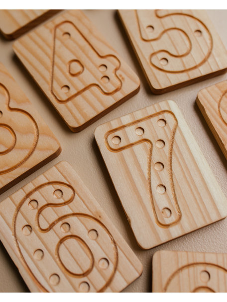 Spelenderwijs leren Wooden number board with holes
