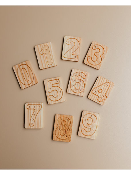 Spelenderwijs leren Wooden number board with holes