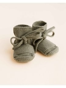 Hvid Fine knitted merino booties - artichoke