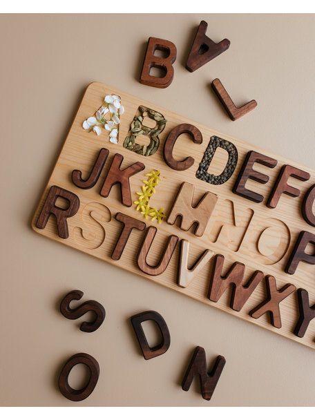 Spelenderwijs leren Walnut alphabet puzzle - capital letters