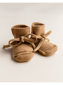 Hvid Fine knitted merino booties - ochre