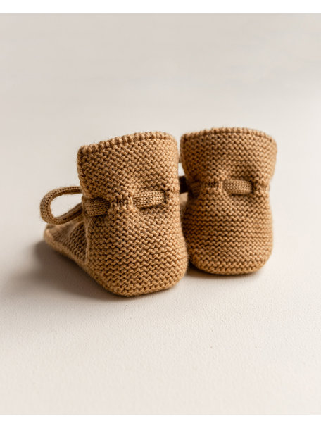 Hvid Fine knitted merino booties - ochre