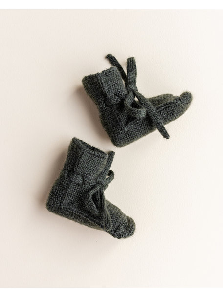 Hvid Fine knitted merino booties - pine