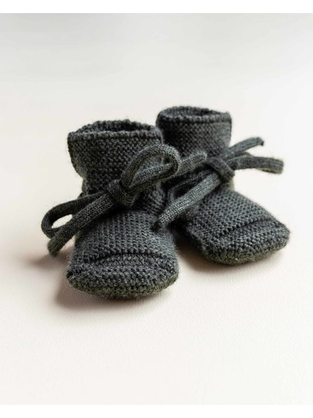 Hvid Fine knitted merino booties - pine