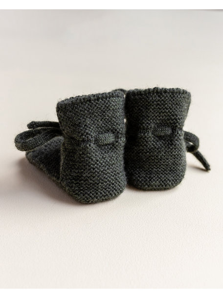 Hvid Fine knitted merino booties - pine