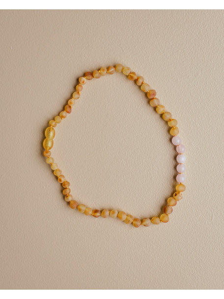 Amber Amber Baby Necklace with gemstones 32cm - rose quartz/honey raw