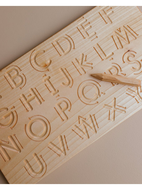 Spelenderwijs leren Wooden alphabet tracing board - capital letters