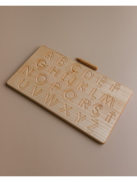 Spelenderwijs leren Wooden alphabet tracing board - capital letters